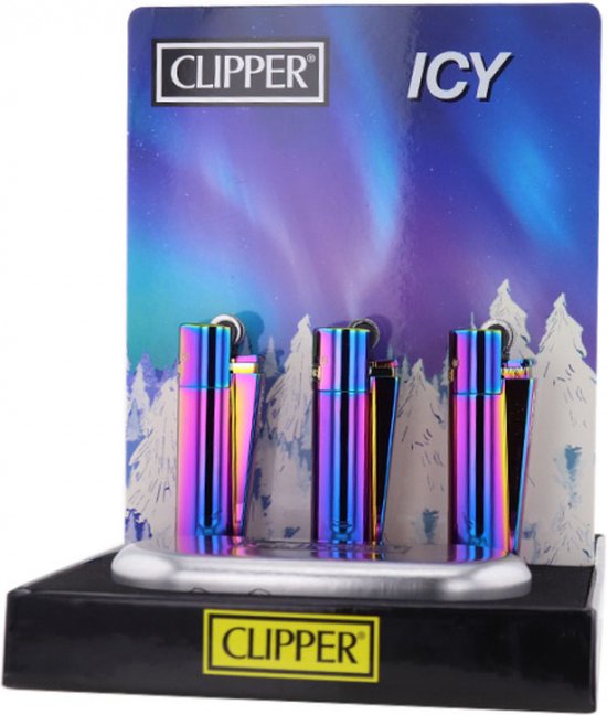 Clipper aanstekerdisplay met de tekst 'ICY' en een achtergrond van het noorderlicht. Drie regenboogkleurige aanstekers op een zwarte basis.