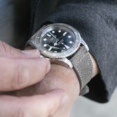 Bracelet de montre en cuir gris robuste avec surpiqûres en boîte