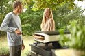 Man met bril en vrouw lachen bij een Cozze pizzamaker.