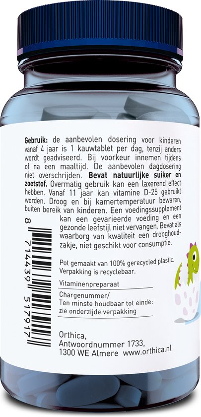 Gebruiksinstructies achterkant fles Orthica Dino D kauwtabletten. Pot gemaakt van 100% gerecycled plastic.