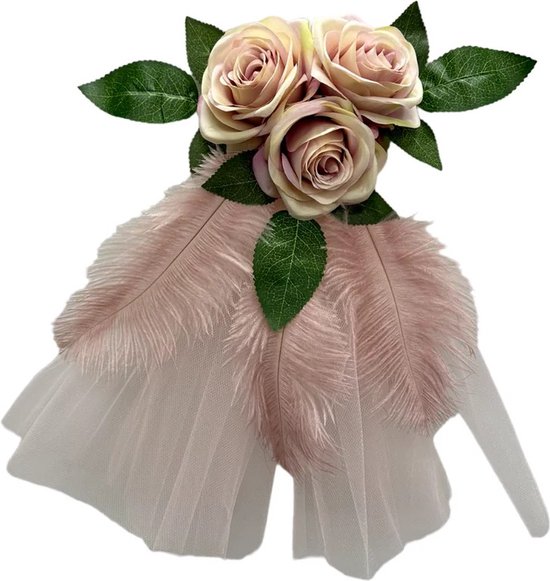 Roze kunstbloemen en veren op bruidsauto spiegeldecoratie.