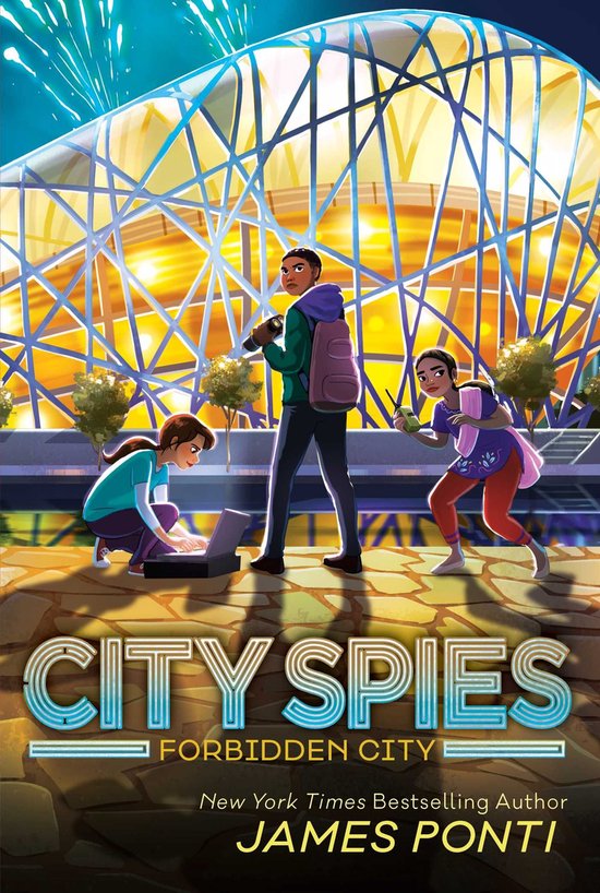 Boekomslag van City Spies: Forbidden City. Drie kinderen onderzoeken een gebouw. Een jongen met een rugzak en camera, een meisje op een laptop en een meisje met een telefoon.