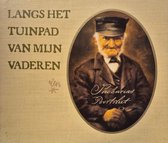 Portret van een oudere man met baard, pet, strik en pijp in handen.