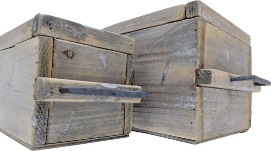 Twee rustieke houten plantenbakken met metalen handvatten, de ene groter dan de andere.