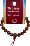 Rode jaspis kralen armband met een houten detail en rood koord, gepresenteerd met kaart.
