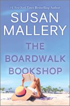 Een vrouw leest een boek op het strand, met een strooien hoed en een palmboom op de achtergrond. #1 New York Times bestseller auteur Susan Mallery, 'The Boardwalk Bookshop'.