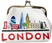 Gemakkelijk om erbij te hebben, dit handige 1-vaks knipportemonneetje met een leuke afbeelding van de stad van Londen! Dit portemonneetje is te gebruiken voor kleinigheden, bijvoorbeeld muntgeld of bonnetjes (8x8cm). Voor uzelf of als cadeau.