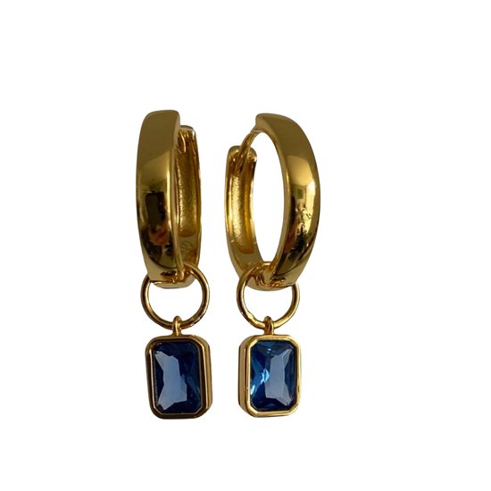 Bling-it zilveren oorring met blauwe steen. Materiaal: 925 sterling zilver, 14 karaat gouden laagje. Afmeting oorbel 2.5cm