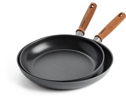 foto van GreenPan Mayflower Pro keramische 2-delige pannenset - 20 en 28 cm - inductie pannenset - inductie koekenpannenset - Koekenpan 20 cm - Koekenpan 28cm - PFAS-vrij - grijs - houten handvat
