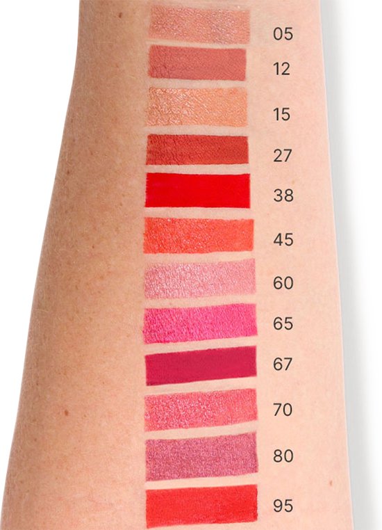 Huid met swatches van verschillende lippenstiftkleuren, inclusief Gracious Red.