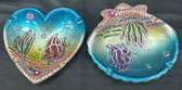 Decoratieve asbakken " tropisch - hart en schelp" - Set van 2 stuks - polyresin - meerkleurig - hoogte 2.5 x 9 x 10 cm - Woonaccessoires - Woondecoratie - Asbakken - Tuinaccessoires