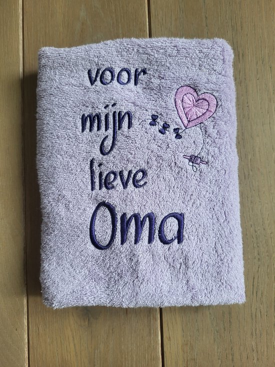 moederdag lila handdoek met geborduurde tekst lieve oma