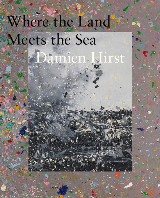 Boekomslag "Where the Land Meets the Sea" van Damien Hirst, met abstracte verfspatten en de titel prominent aanwezig.