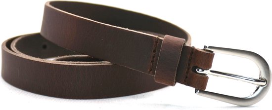 Smalle bruine leren riem met zilverkleurige gesp. Leren riem is opgerold.