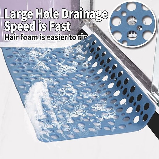 Tapis antidérapant bleu clair avec de grands trous pour un drainage rapide, avec de la mousse et de l'eau.