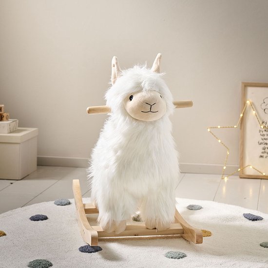 Wit Alpaca hobbelpaard met pluizige vacht en houten schommelbalken, op een vloerkleed.