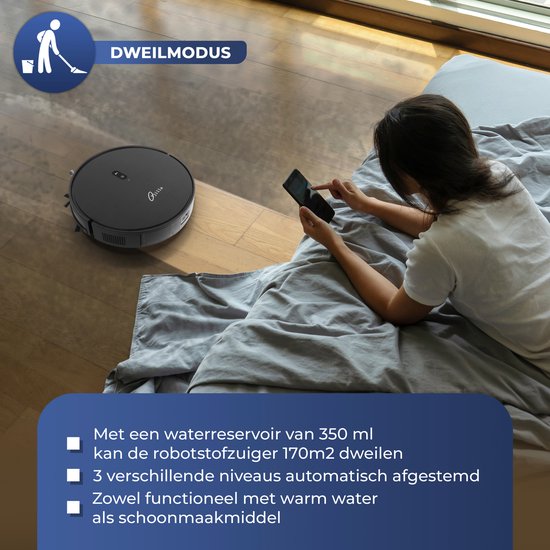 Zwarte robotstofzuiger naast vrouw op bed, met smartphone en dweilmodus icoon.