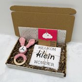 Kraam cadeau baby - Welkom Klein Wonder - bijtring rammelaar konijn roze handgemaakt - Slab met Tekst - Brievenbus cadeau - Geboorte baby - baby geschenkset - cadeau per post