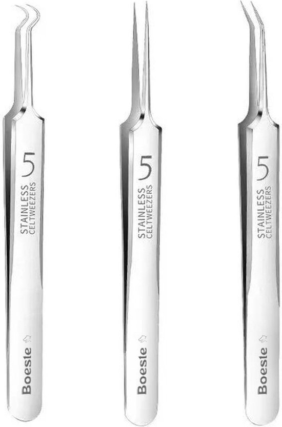 Drie roestvrijstalen pincetten, elk met 'Boeste' en 'STAINLESS CELL TWEEZERS' op de steel. De uiteinden variëren in vorm.