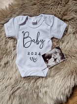 Aankondiging zwangerschap-tekst baby 2024-rompertje met tekst-maat 56