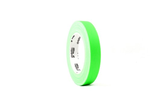 Een rol fluoriserend groen gaffertape op een witte achtergrond.