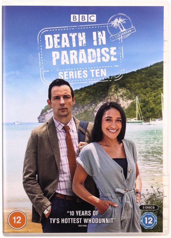 DVD-cover van Death in Paradise Serie 10 met een man en vrouw op een strand.