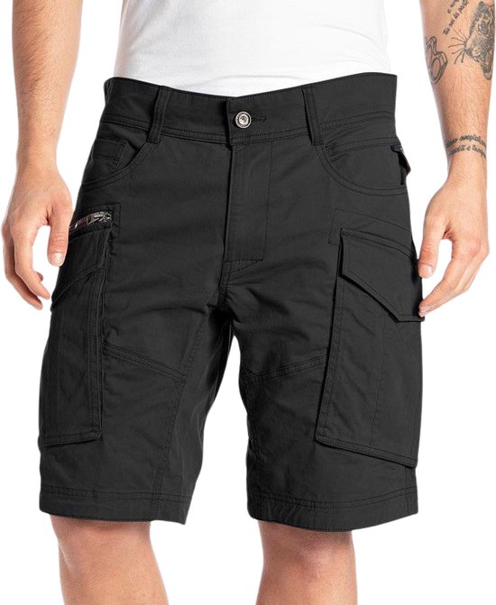 Short cargo noir pour homme, vue avant, avec poches à rabat, détails zippés et logo Replay, porté par un mannequin.