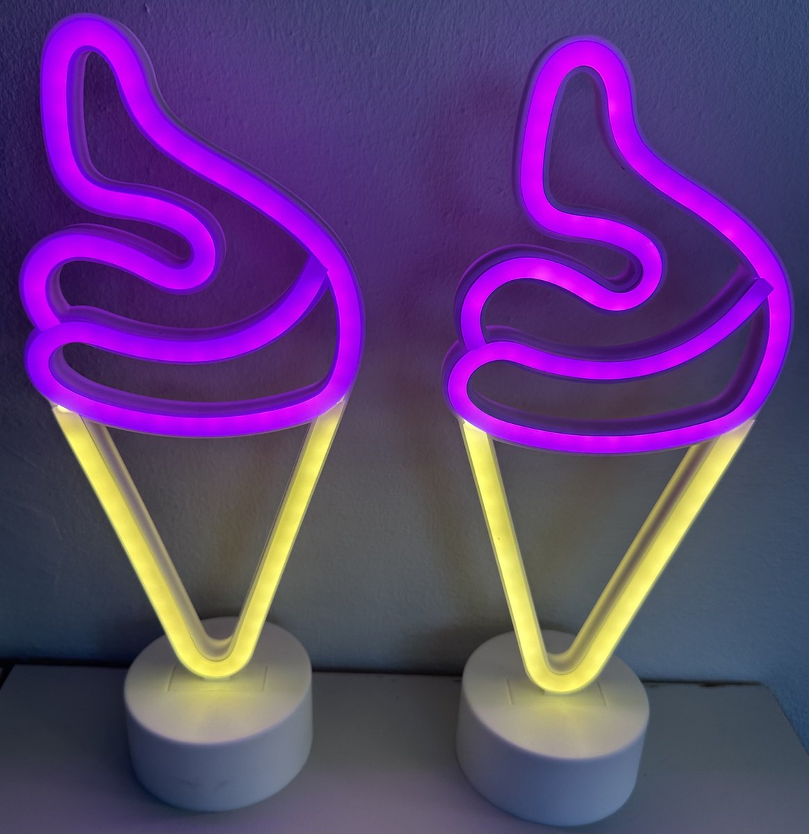 LED ijsje met neonlicht - Set van 2 stuks - roze/geel neon licht - hoogte 30 x 13 x 8.5 cm - Werkt op batterijen en USB - Tafellamp - Nachtlamp - Decoratieve verlichting - Woonaccessoires