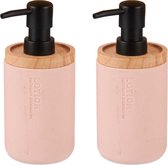 Berilo zeeppompje/dispenser Lotions - 2x - mat roze - polyresin/bamboe - 18 x 8 cm - 300 ml - badkamer/toilet/keuken