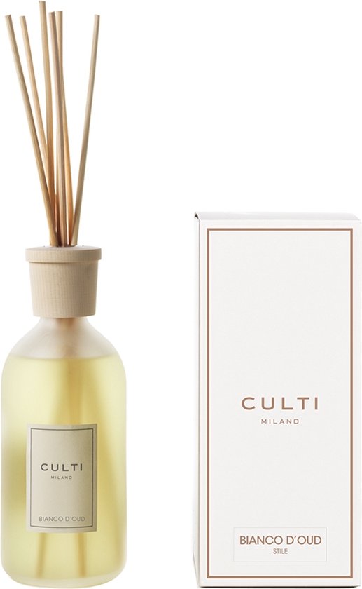 Culti Stile diffuser met houten dop en 6 stokjes, gevuld met bleekgele vloeistof. Naast een doosje met 'Culti Milano Bianco D'Oud Stile'.