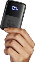 Mini Powerbank 10000mah - Fast Charge Snellader - Geschikt voor Android - Apple - Samsung en Andere Smartphones - Tablets - 3 Poorten - Dual 2.1A USB - USB Micro - STK - USB C - USB iPhone Lightning - Inclusief Kabel - Zwart - Klein - Licht