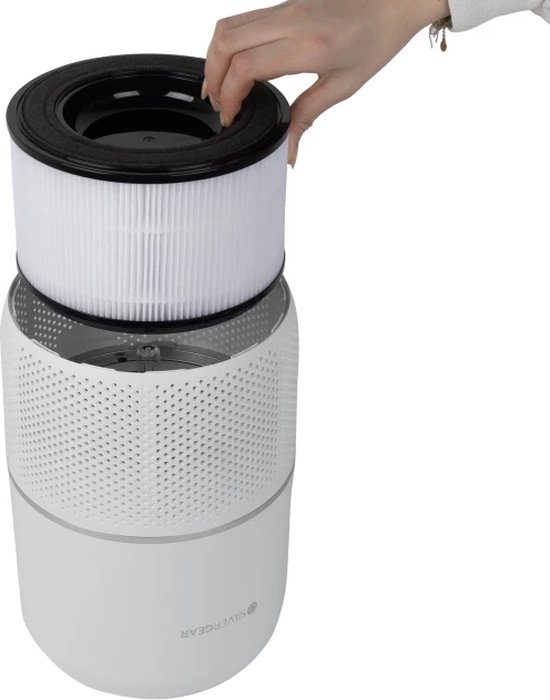Een witte Silvergear luchtreiniger met een persoon die een rond, wit HEPA H13 filter verwijdert.