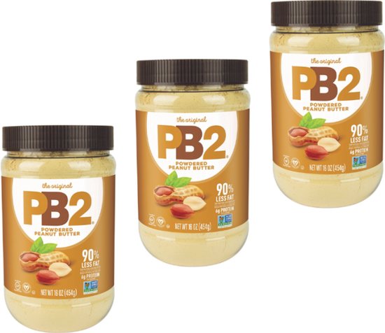 Drie potten PB2 poeder pindakaas met bruine deksels en gele etiketten met afbeelding van pinda's en de tekst "the original PB2 POWDERED PEANUT BUTTER 90% LESS FAT 6g PROTEIN NET WT 16 OZ (454g)".