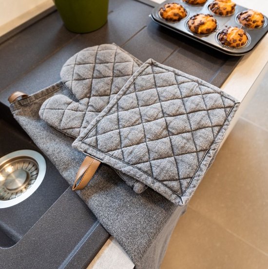 Antracietgrijze ovenwanten en pannenlap met ruitpatroon en bruin leren lussen.