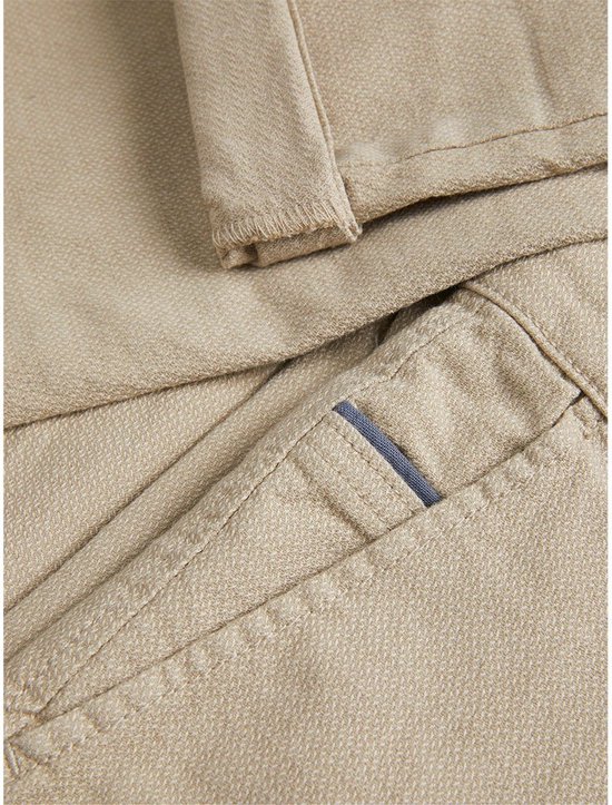 Detail van beige chino broek met omgeslagen broekspijp en een blauwe bies.