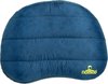 Blauw NOMAD opblaasbaar kussen, van bovenaf gezien, met gele logo.