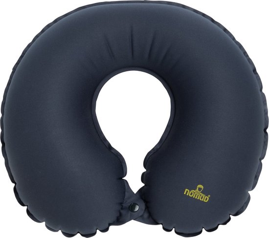 Donkergrijs opblaasbaar nekkussen met goudkleurig NOMAD logo.