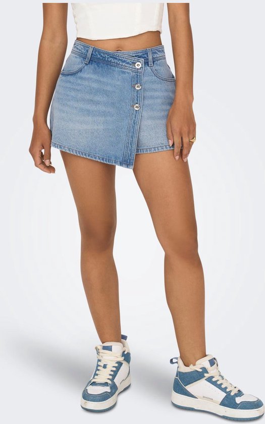 Model in een lichtblauwe denim skort met gekruiste overslag.