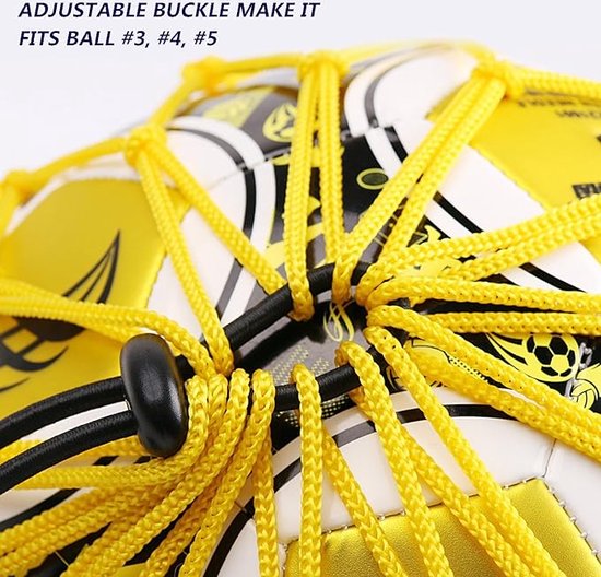 Close-up van voetbal in geel net met verstelbare gesp.