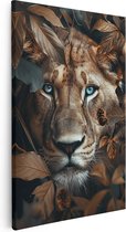 Artaza Canvas Schilderij Leeuw met Blauwe Ogen in de Bladeren - 60x90 - Muurdecoratie - Foto Op Canvas - Canvas Print