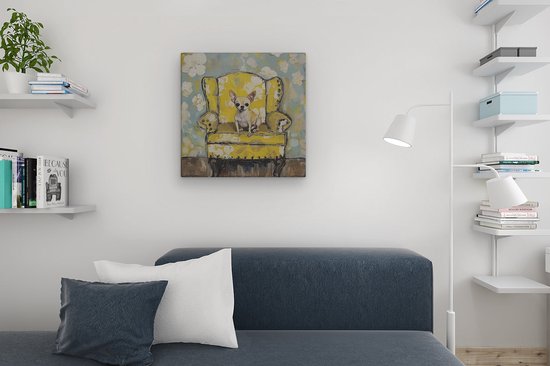 Artaza Canvas Schilderij Chihuahua in een Gele Stoel - Dieren - 60x60 cm - Wanddecoratie Woonkamer - Schilderijen - Muurdecoratie