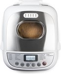 Witte broodbakmachine van Domo met een brood in de bakvorm. Bedieningspaneel met programma's en LCD-display. Op witte achtergrond.