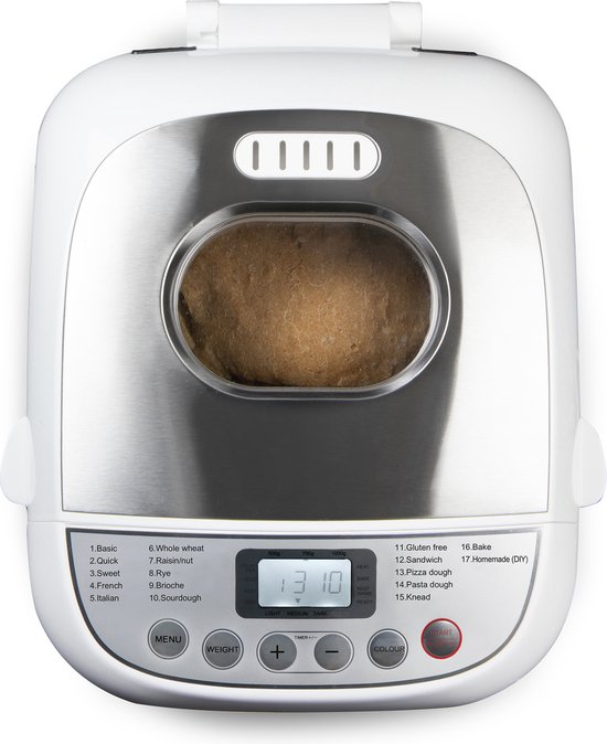 Witte broodbakmachine van Domo met een brood in de bakvorm. Bedieningspaneel met programma's en LCD-display. Op witte achtergrond.