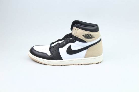 Jordan 1 Retro High OG 'Latte' sneaker in wit, zwart en beige, met zwarte veters.
