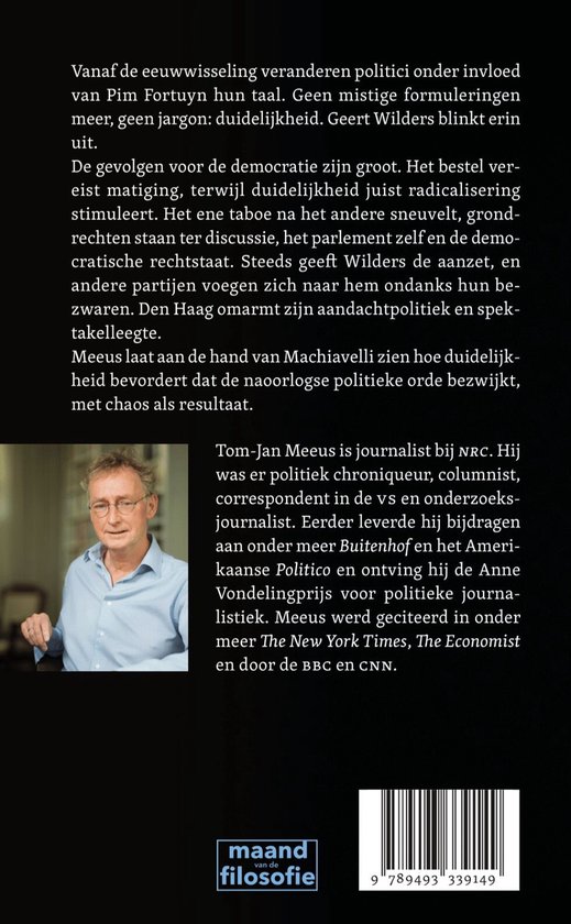 Man met bril, staand, in pak. Tekst over politiek en journalistiek.