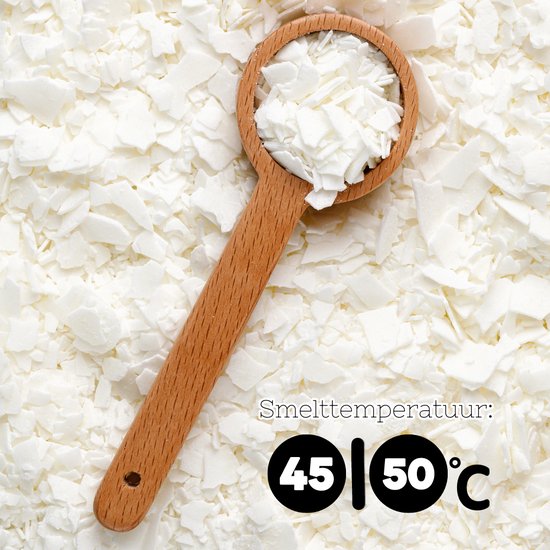 Houten lepel vol met sojawaskorrels, liggend op een bed van de korrels. Tekst: 'Smelt temperatuur: 45-50°C'.