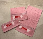 Teckel - set van 3 handdoeken inclusief 1 teckel zeepje - gastenhanddoek - 50x25 cm - roze - katoen - badstof - hond - toilet handdoek - zeep - teckelzeep