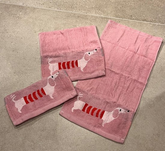 Teckel - set van 3 handdoeken inclusief 1 teckel zeepje - gastenhanddoek - 50x25 cm - roze - katoen - badstof - hond - toilet handdoek - zeep - teckelzeep
