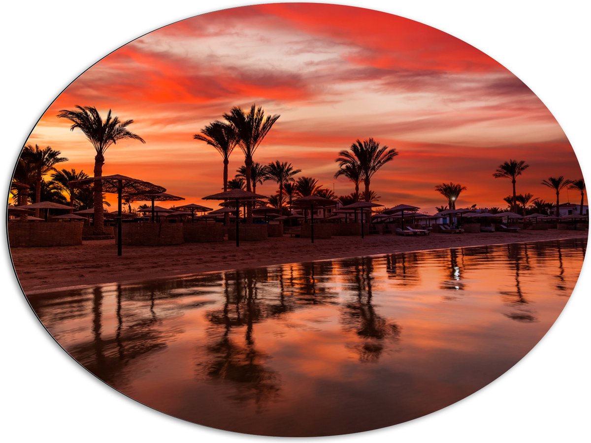 Dibond Ovaal - Strand - Zee - Zonsondergang - Parasols - Palmbomen - 108x81 cm Foto op Ova