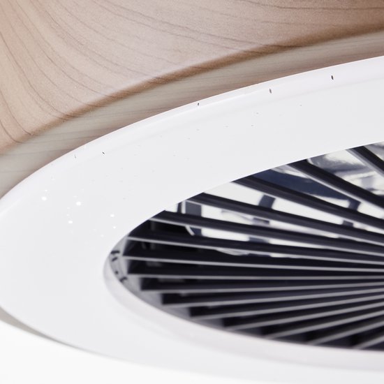 Close-up van een plafondventilator met houten rand en witte rand.